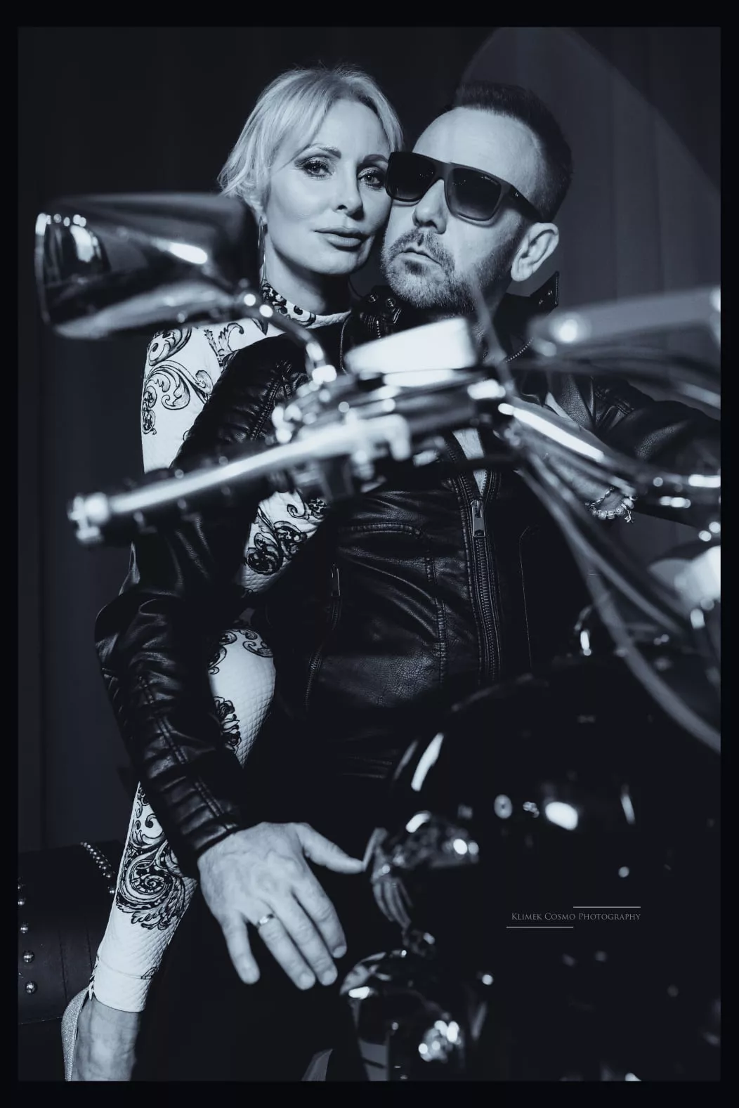 Popularna gwiazda disco polo w objęciach znanego szpiega?! Materiały budzą emocje 